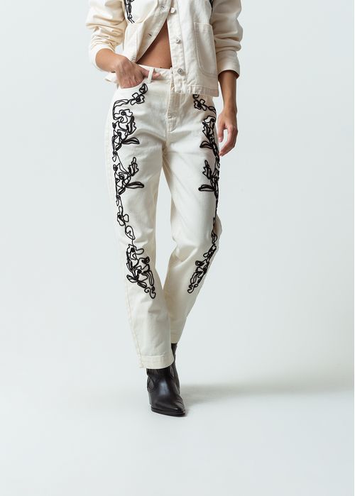 Pantalón Baggy con detalle bordado de cordón