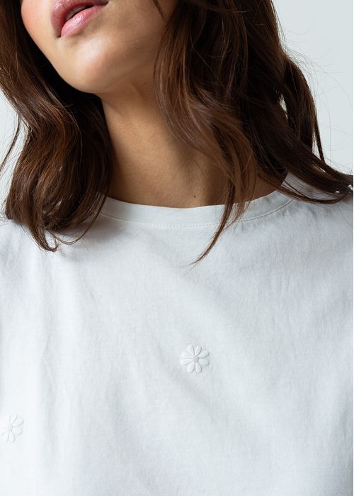 Camiseta manga corta con apliques de flores