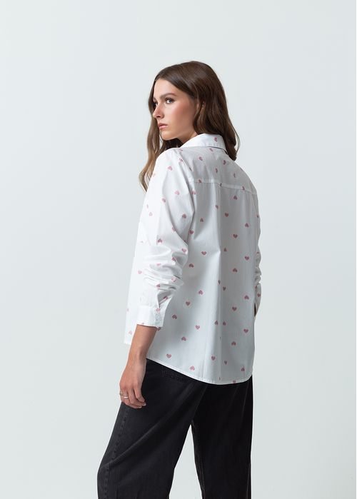 Camisa manga larga con corazones estampados