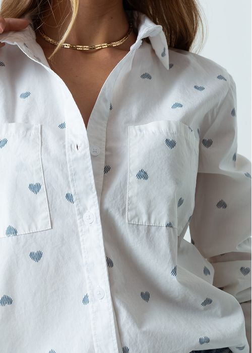 Camisa manga larga con corazones estampados