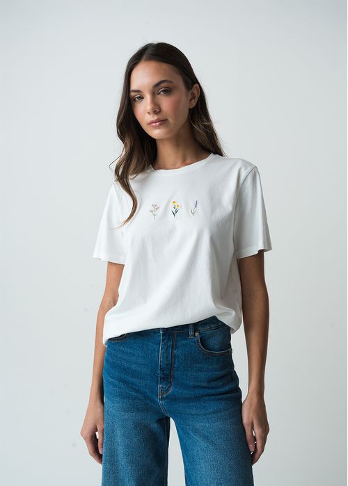 Camiseta manga corta con flores bordadas en frente