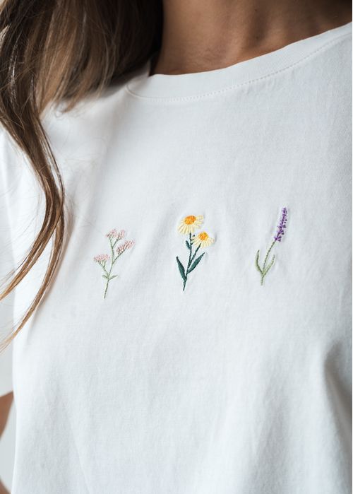 Camiseta manga corta con flores bordadas en frente