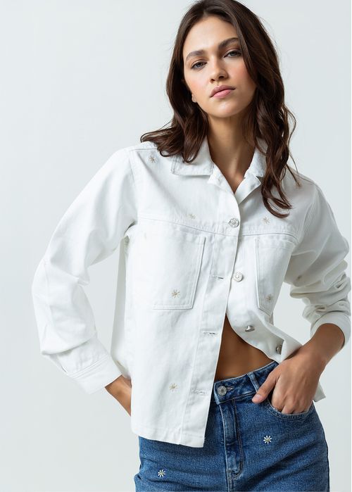 Chaqueta tipo Trucker con apliques bordados
