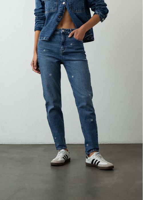 Jean Mom tiro alto con apliques de flores