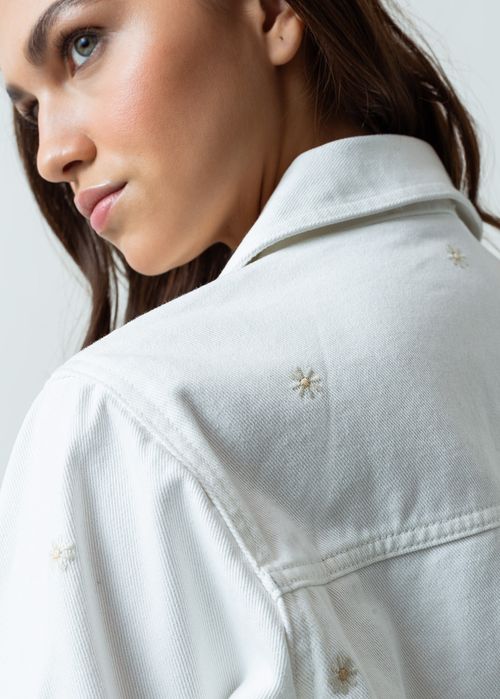Chaqueta tipo Trucker con apliques bordados