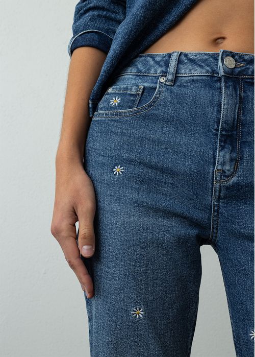 Jean Mom tiro alto con apliques de flores