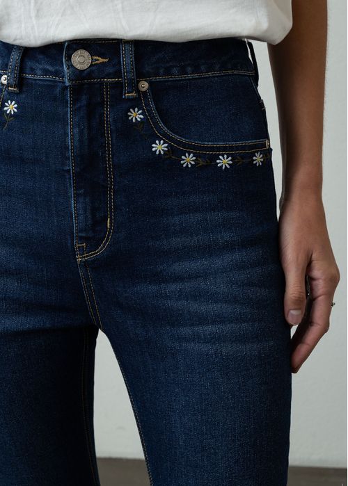 Jean Skinny tiro alto con aplique de flores en bolsillos