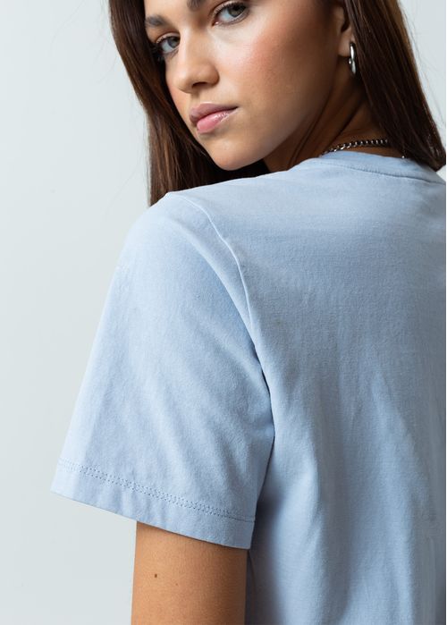 Camiseta manga corta con bordado en frente