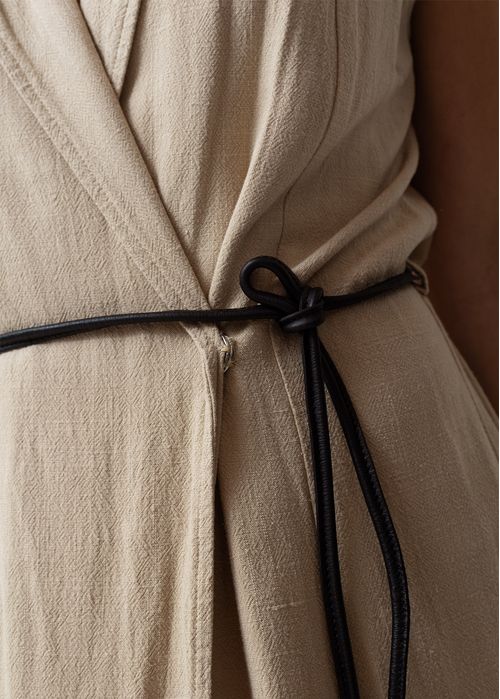 Vestido corto de diseño cruzado para el fin de semana