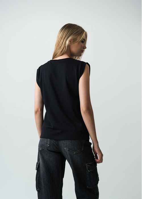 Camiseta manga sisa con apliques