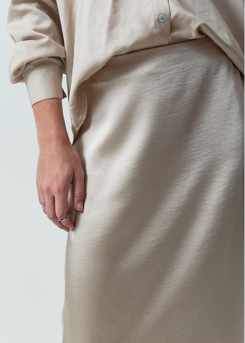 Falda larga en tipo satín