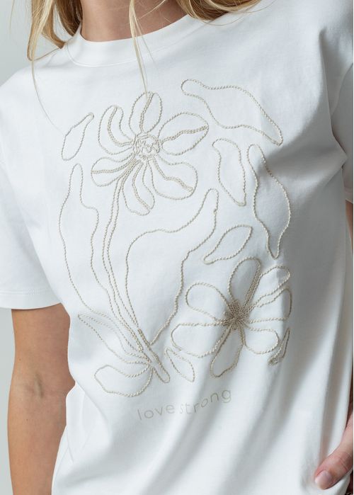 Camiseta manga corta con flores bordadas