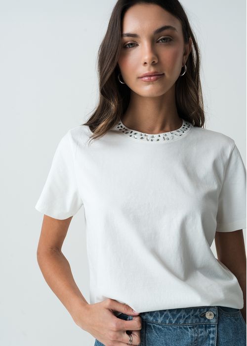 Camiseta manga corta con apliques en cuello
