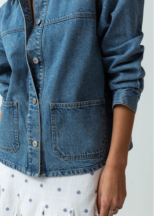 Chaqueta tipo sobrecamisa en denim