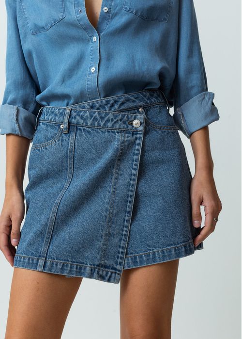 Falda corta de pretina asimétrica en denim