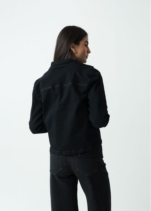 Chaqueta tipo Trucker en black denim