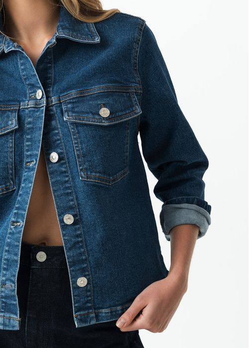 Chaqueta tipo Trucker en denim tono medio