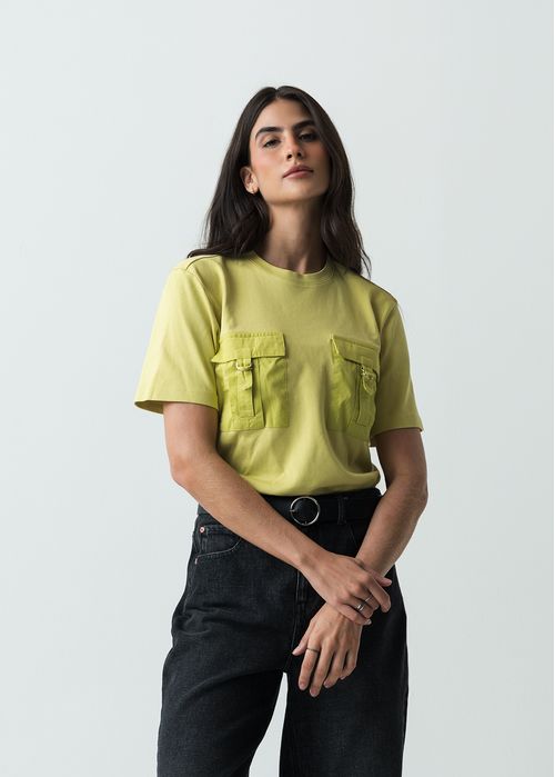 Camiseta con bolsillos de parche en frente