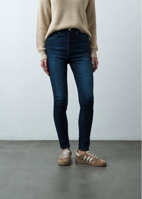 Jean Skinny tiro alto tono oscuro