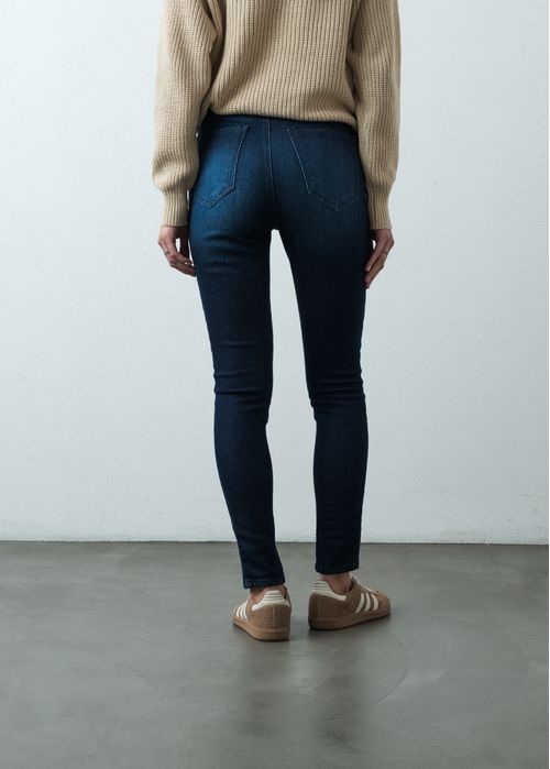 Jean Skinny tiro alto tono oscuro