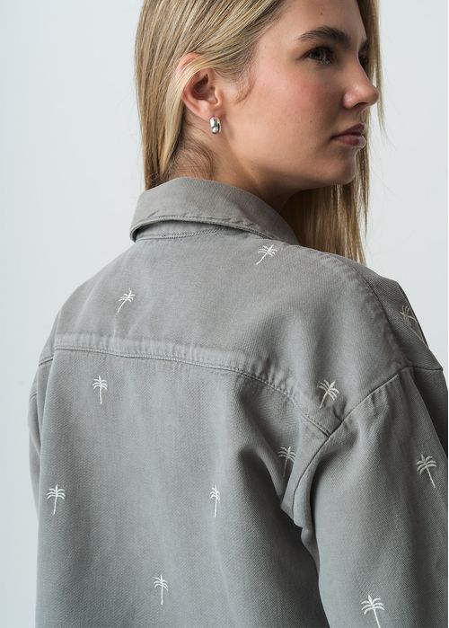 Chaqueta con bordado de palmeras