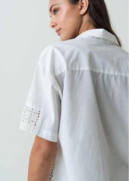 Camisa manga corta con detalles desagujados