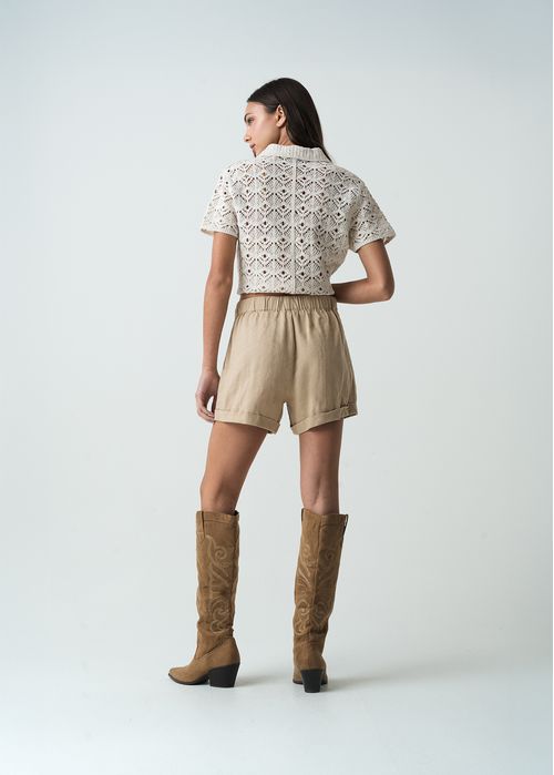 Short corto con guardapolvo en ruedo