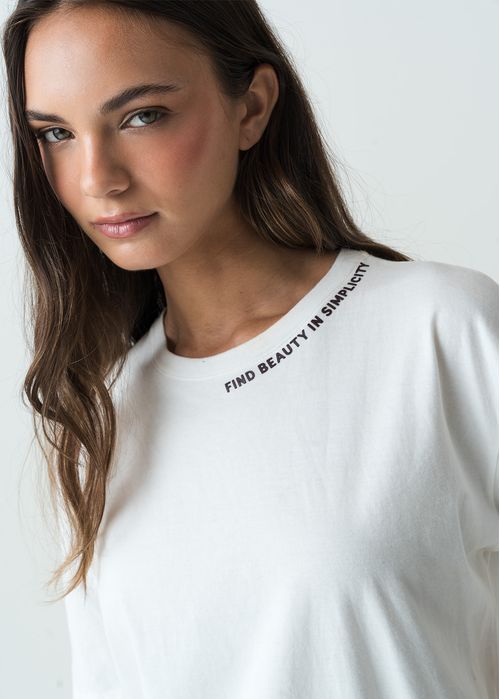 Camiseta manga corta con letras bordadas