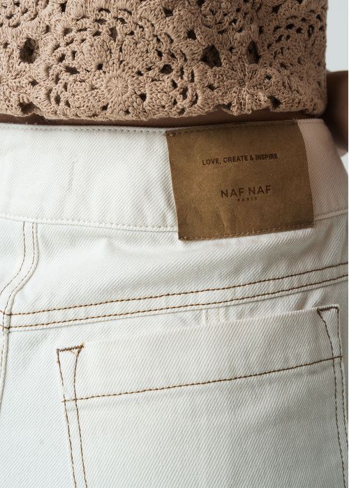 Falda midi en white denim