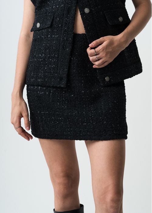 Falda corta con detalles brillantes