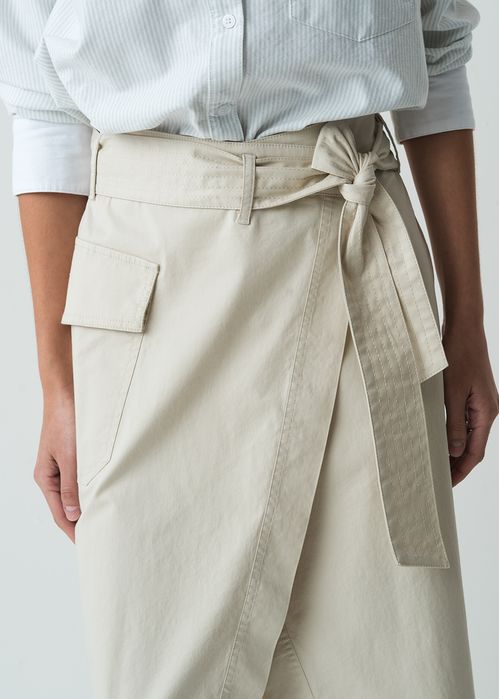 Falda midi de diseño cruzado en frente