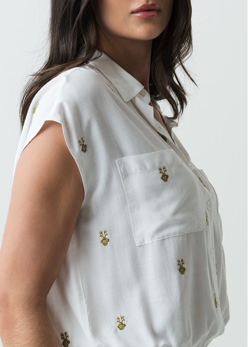 Camisa manga corta con apliques bordados