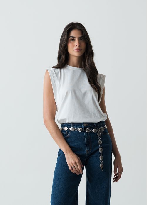 Camiseta de manga sisa con detalles bordados