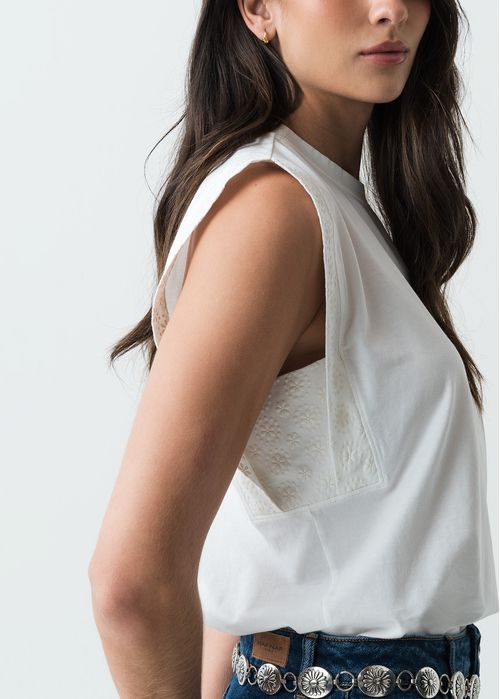 Camiseta de manga sisa con detalles bordados