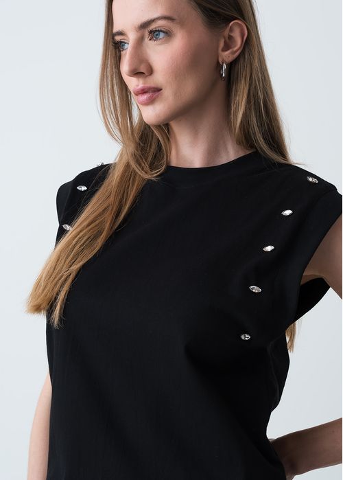 Camiseta con detalles en mangas