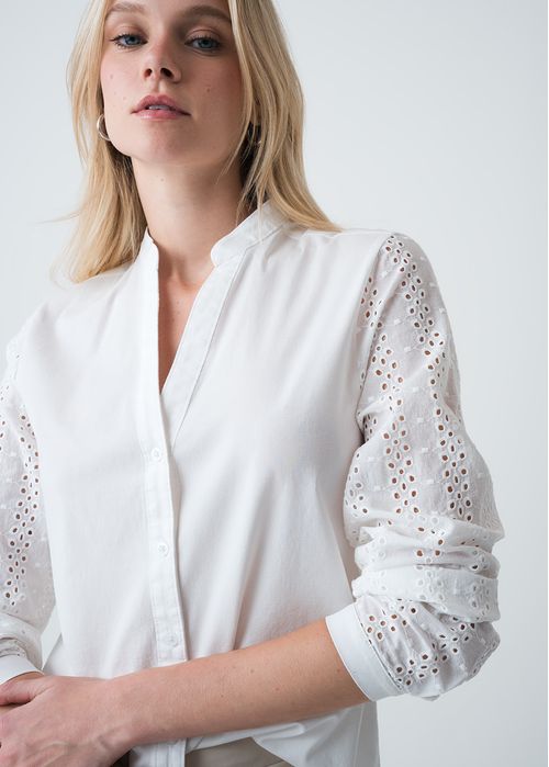 Camisa con desagujados en mangas