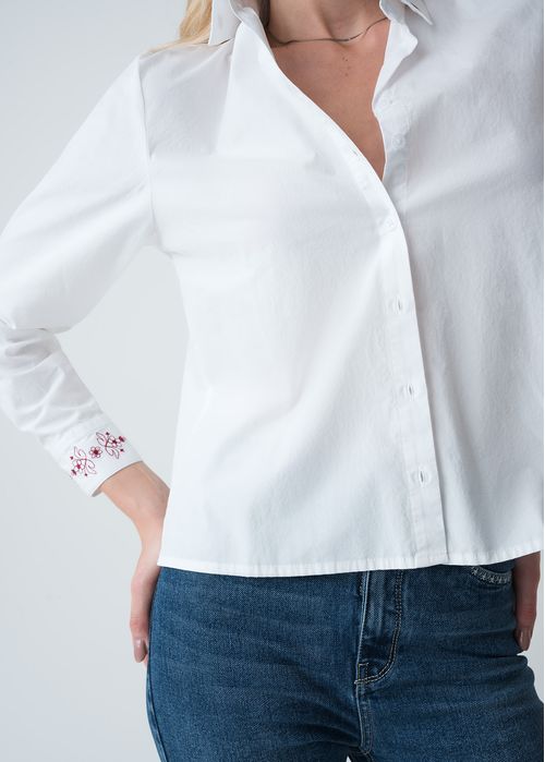 Camisa con bordado en puños