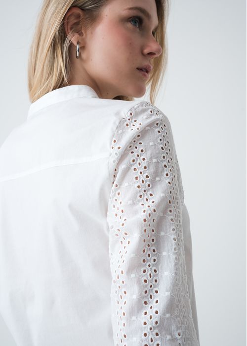 Camisa con desagujados en mangas