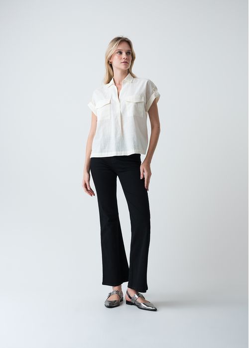 Camisa con correas en manga