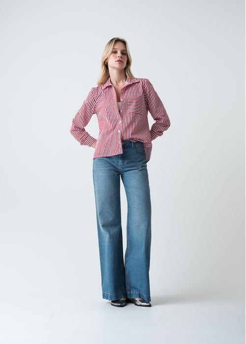 Camisa con diseño a rayas