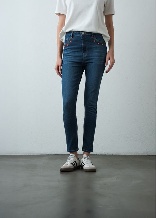 Jean Skinny con flores bordadas