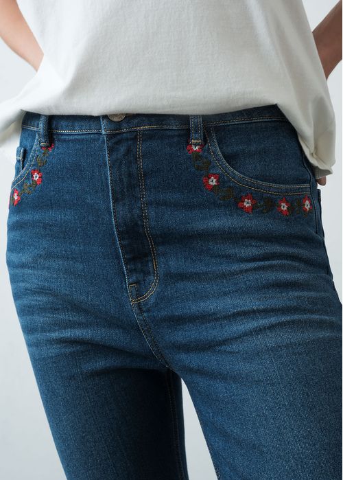Jean Skinny con flores bordadas
