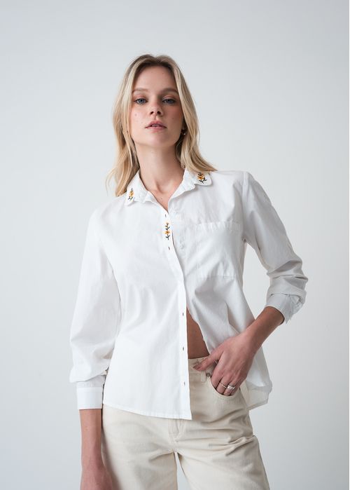 Camisa con flores bordadas