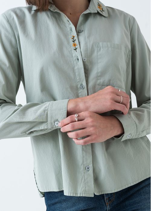 Camisa con flores bordadas