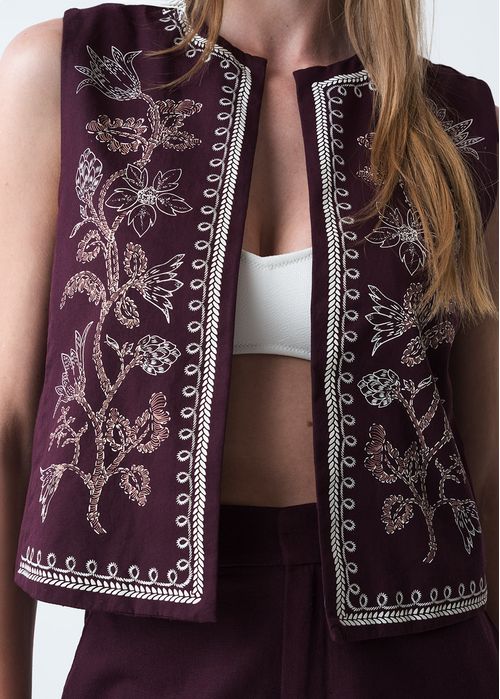 Chaleco con bordado en frente