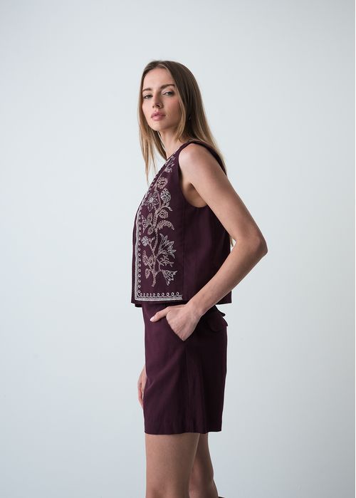 Chaleco con bordado en frente