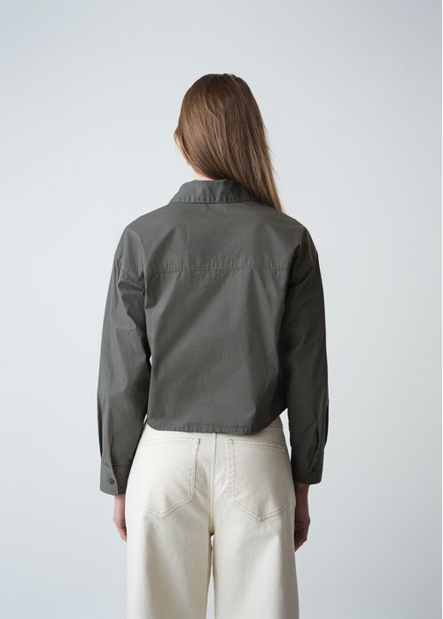 Camisa corta con bolsillos