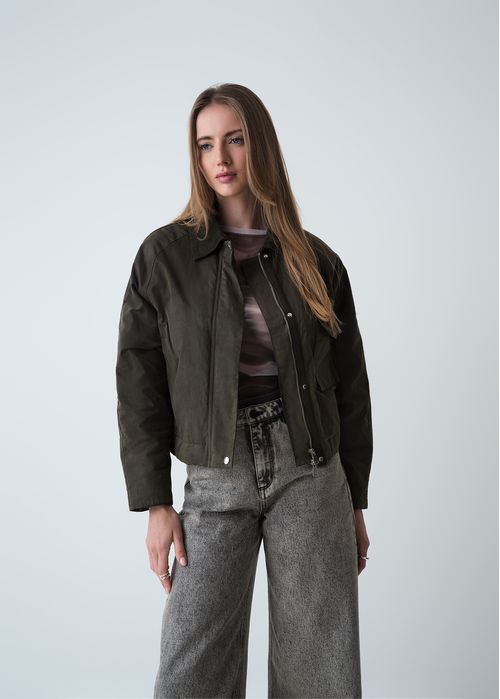 Chaqueta corta con bolsillos