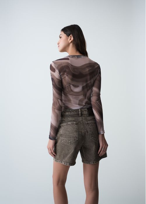 Camiseta con transparencia estampada