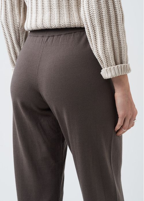 Pantalón Straight con cortes